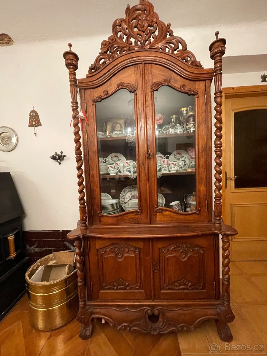Starožitná vitrína