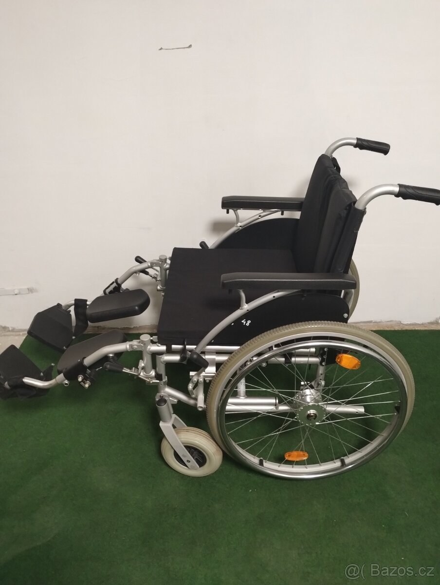 Mechanický invalidní vozík s polohováním lýtek