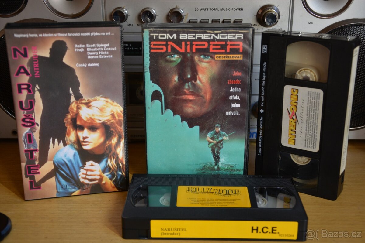 VHS videokazety a nějaká DVD