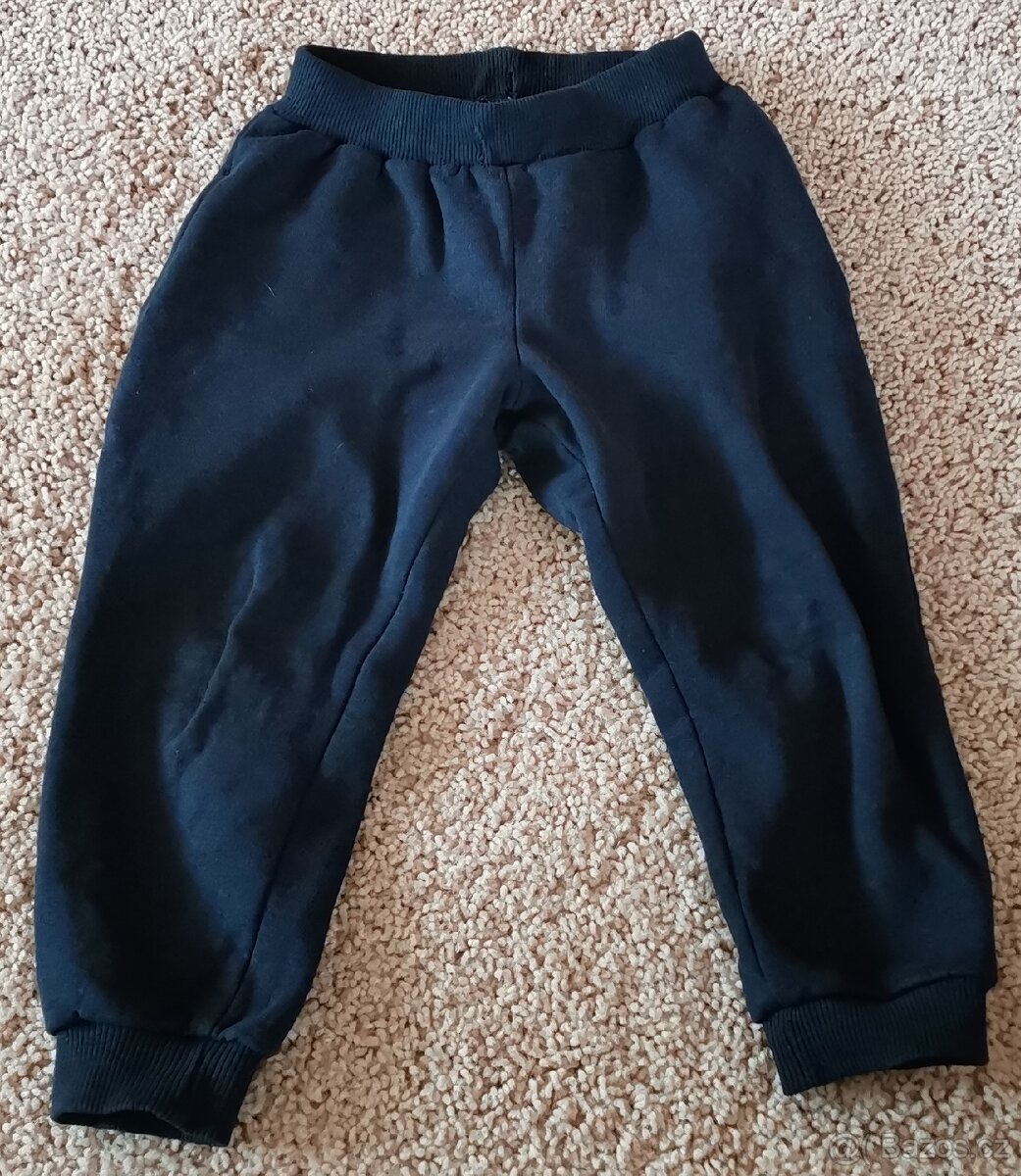 Tepláky černé barvy vel. 92/98