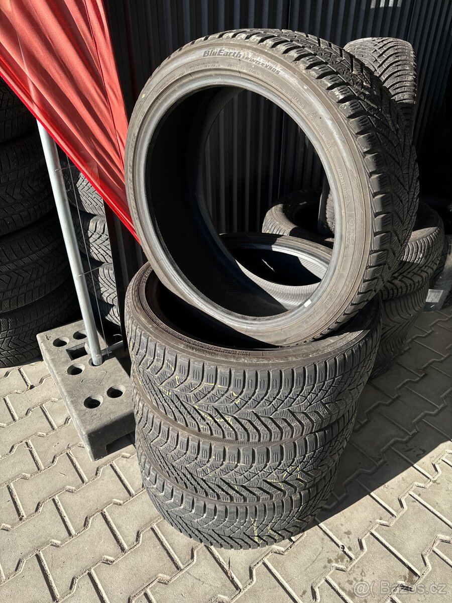225/40R19 93W Yokomahama Blue Earth winter V905