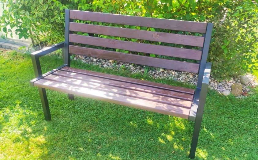 Bytelná zahradní lavička z oceli a dřeva – ruční výroba