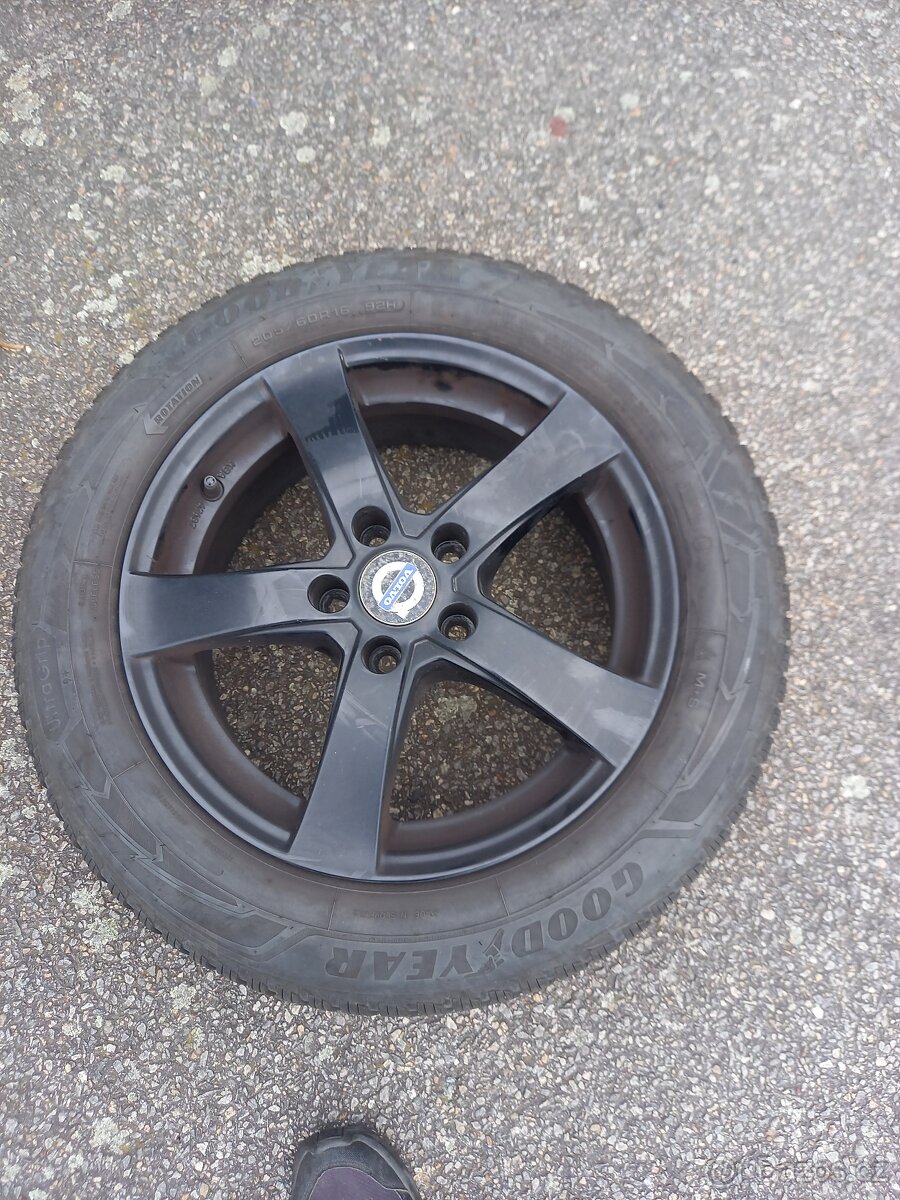 Sada obutých zimní Alu kol na Volvo 205/60R16
