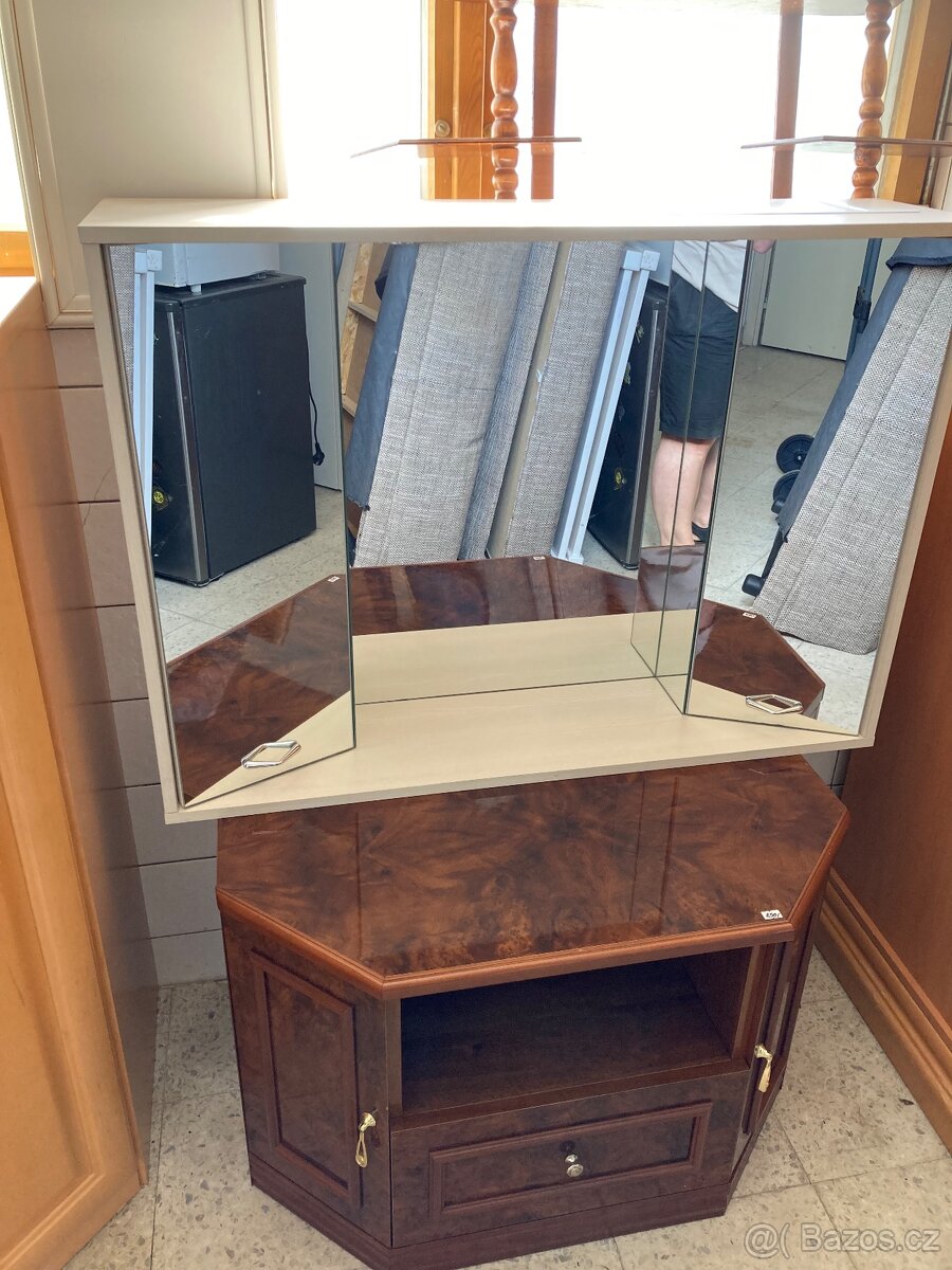 Koupelnová skříňka se zrcadlem