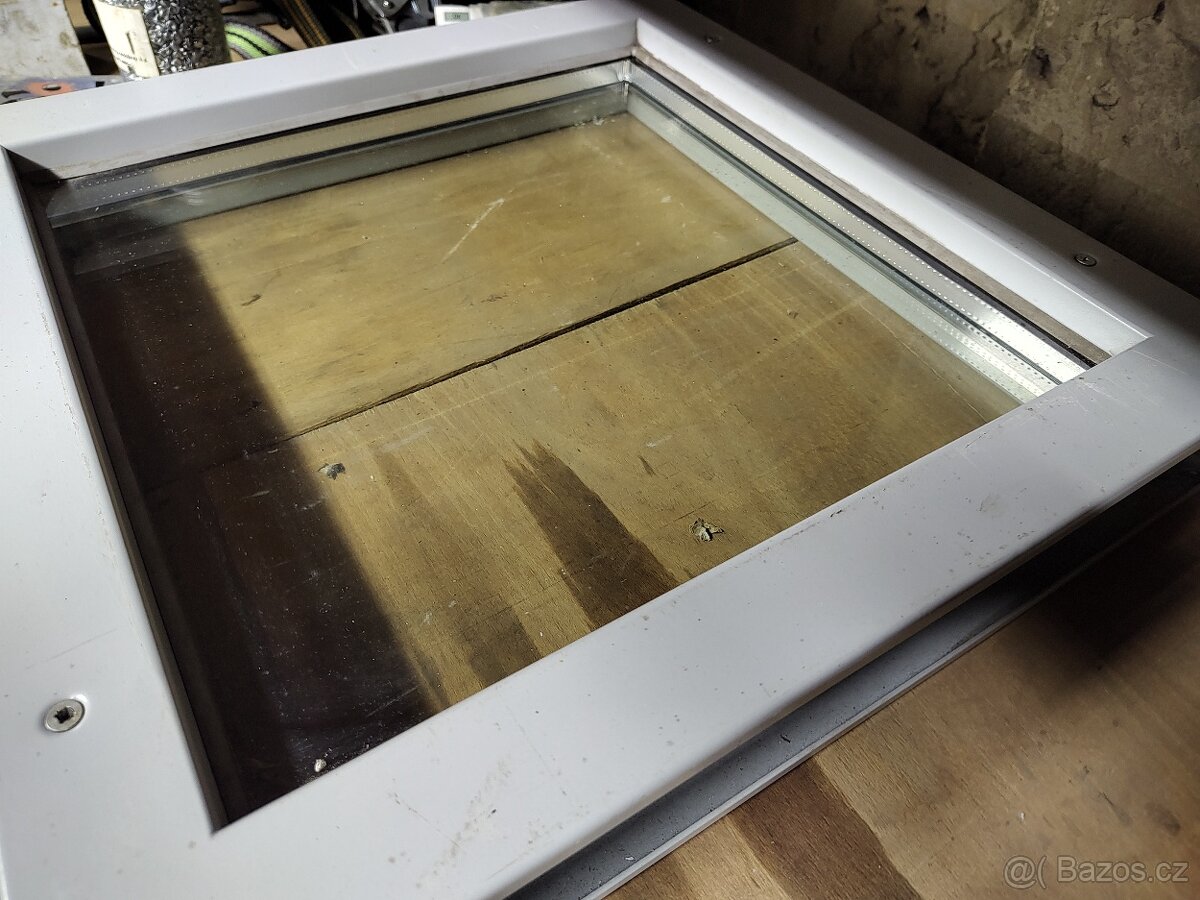 Okno s kovovým rámem