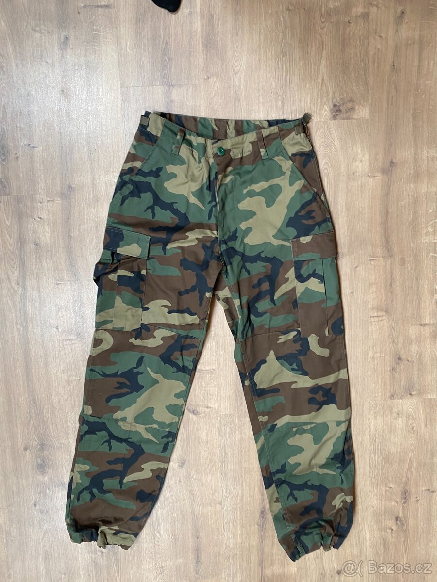 Stylové pánské maskáčové kalhoty