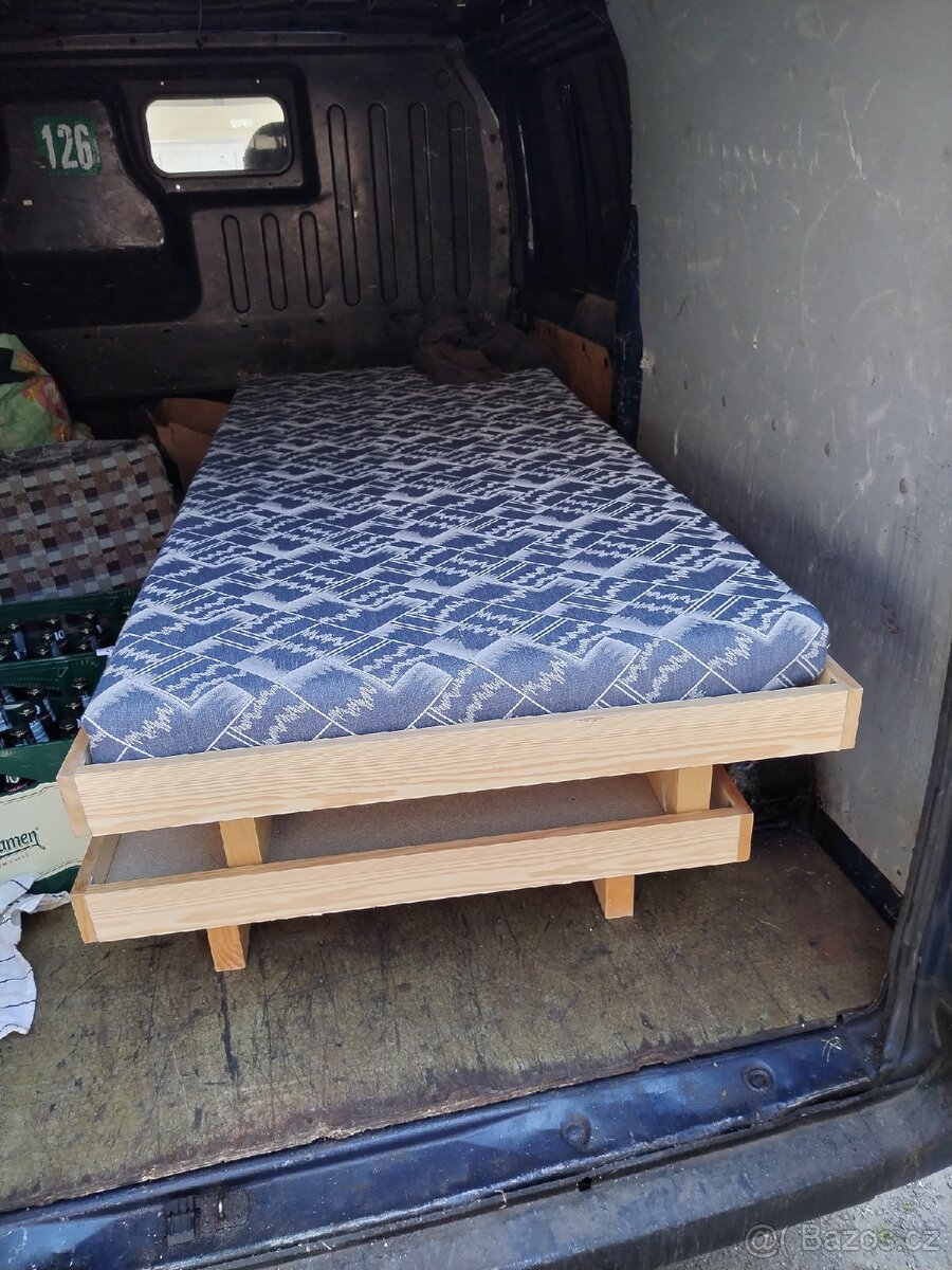 Prodám dřevěné postele, pěkný stav, pevná konstrukce