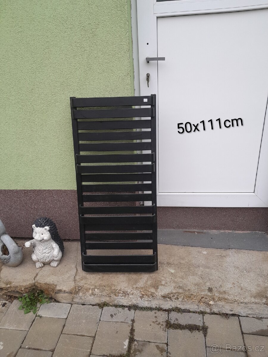 Černý koupelnový žebrík