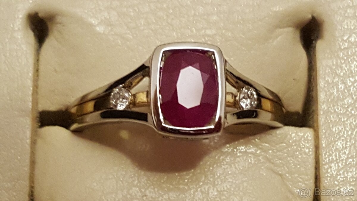 Zlatý prsten s přírodním rubínem.