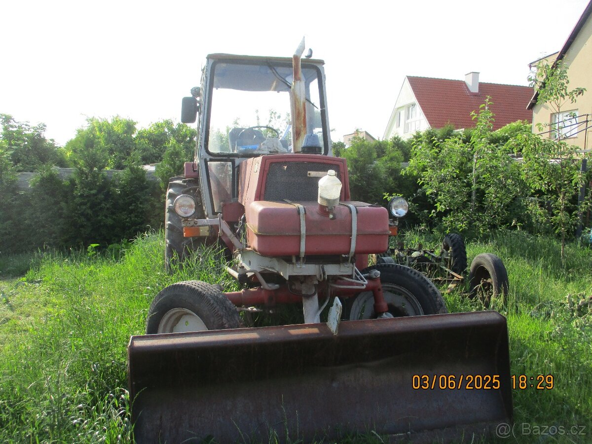 Traktorbagr Bělorus