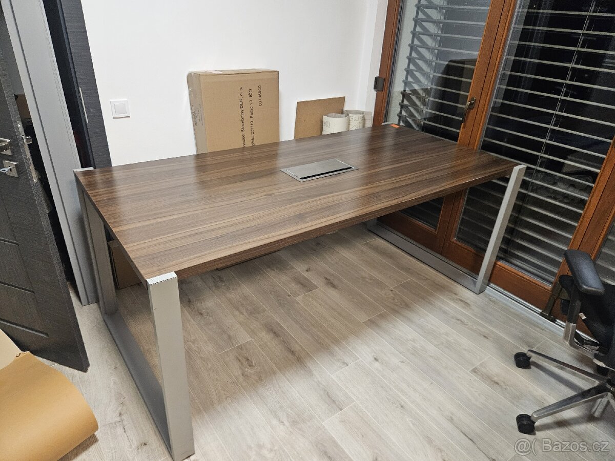 Konferenční - jednací stůl s přípojnýmy body