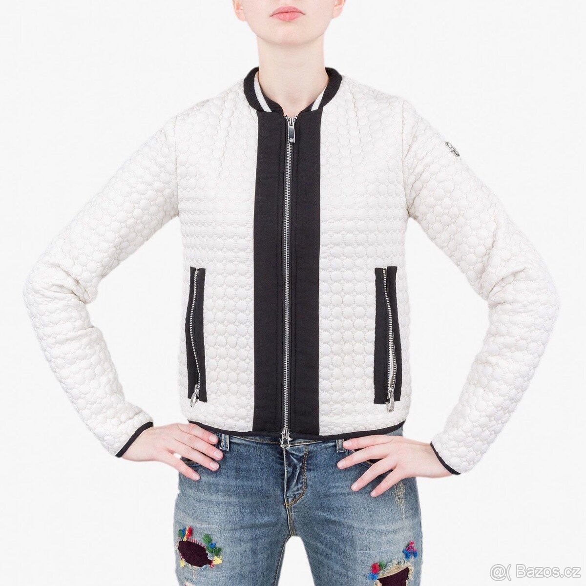 Prodej oblečení z prodejny. Likvidace