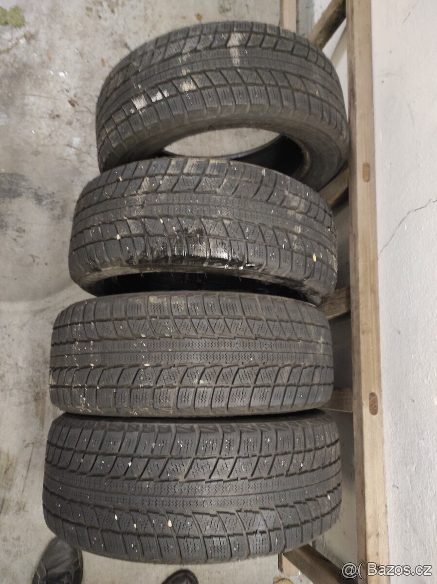 Prodám čtyři zimní gumy.