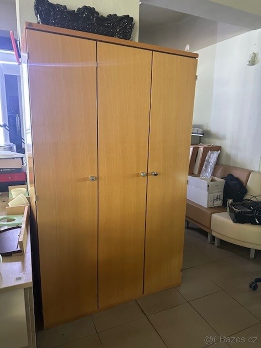 šatní třídveřová skříň
