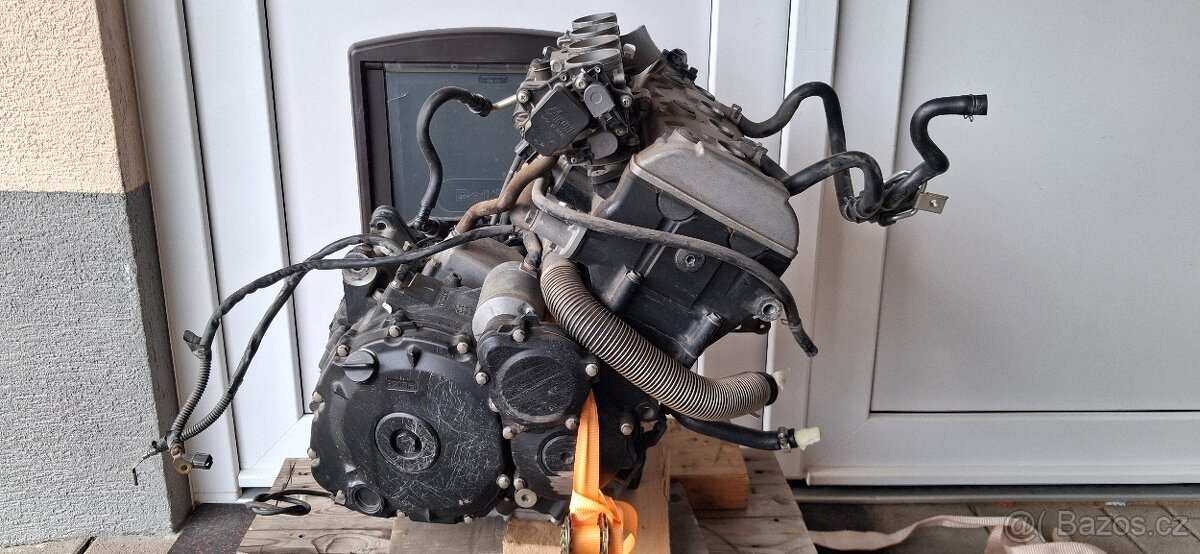 SUZUKI GSR 600