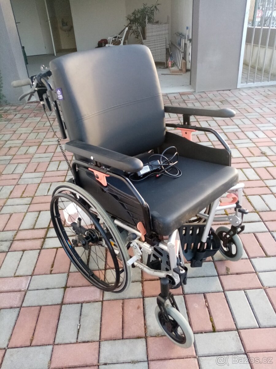 Invalidní vozík elektrickým pohonem