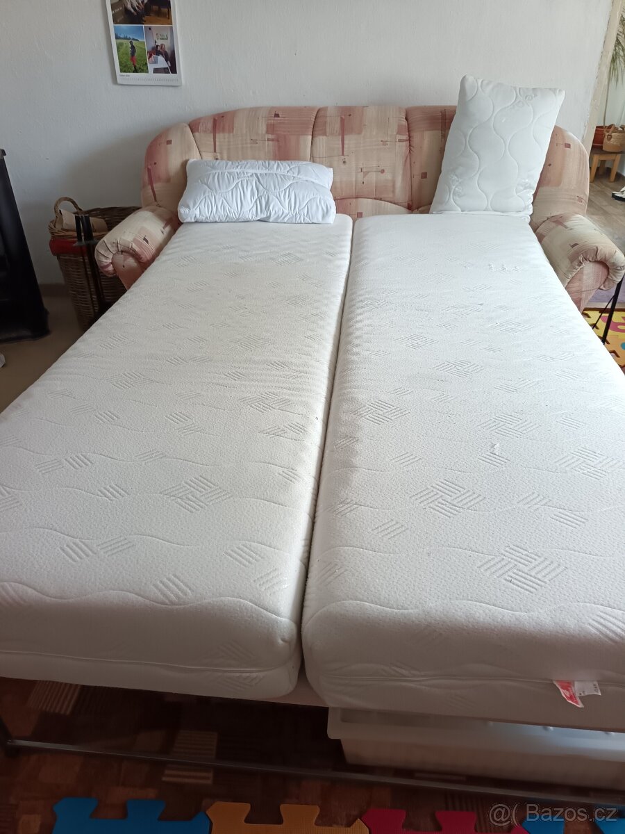 Postel, matrace, věšák