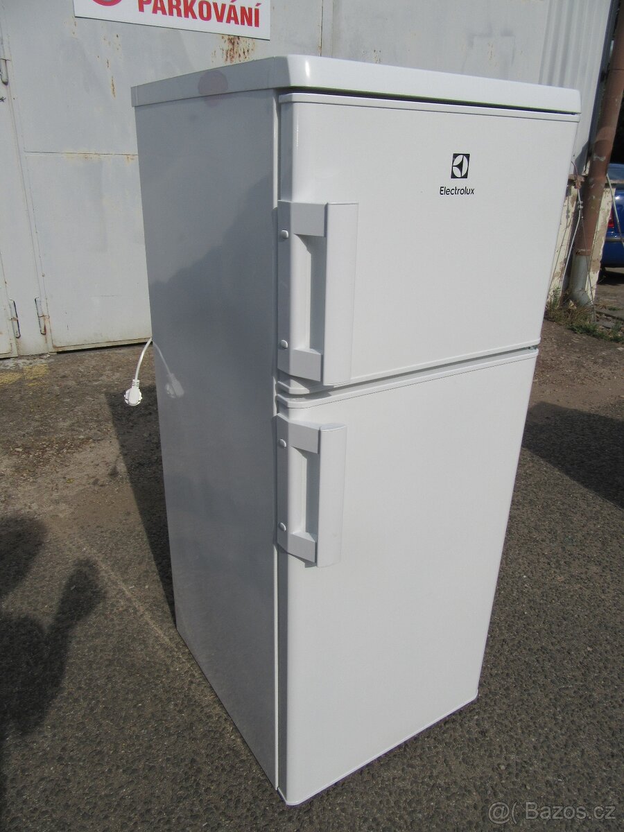 Nabízím menší lednici Elektrolux. Plně funkční.Boxy nepraskl