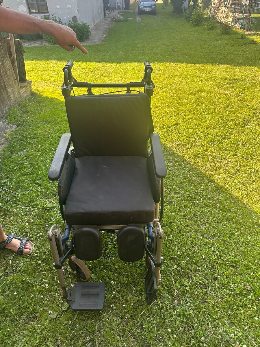 Invalidní vozík s nastavitelnými polohami