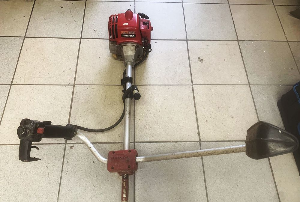 Prodám křovinořez Honda UMT 32 na opravu