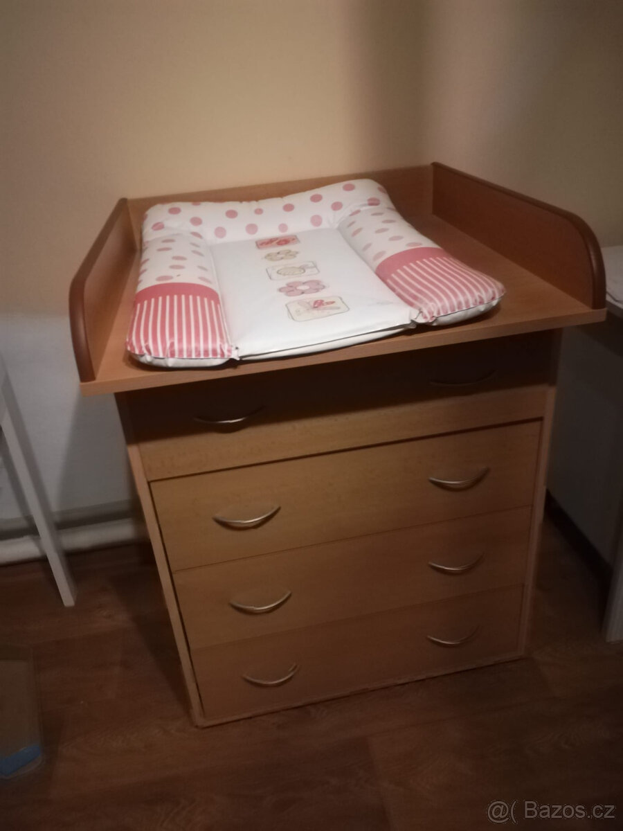 Komoda s přebalovacím pultem