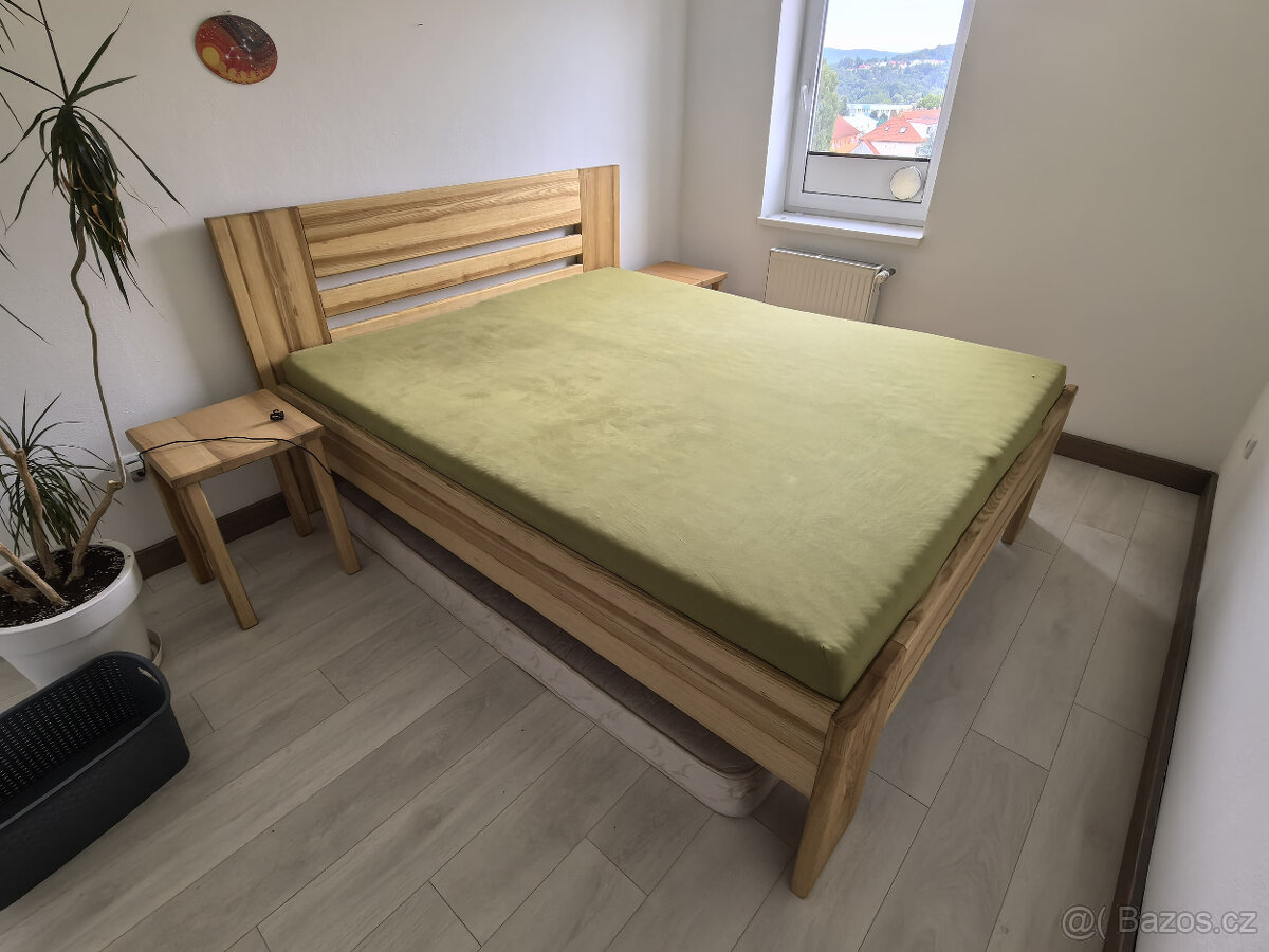 Masivní postel Jasan