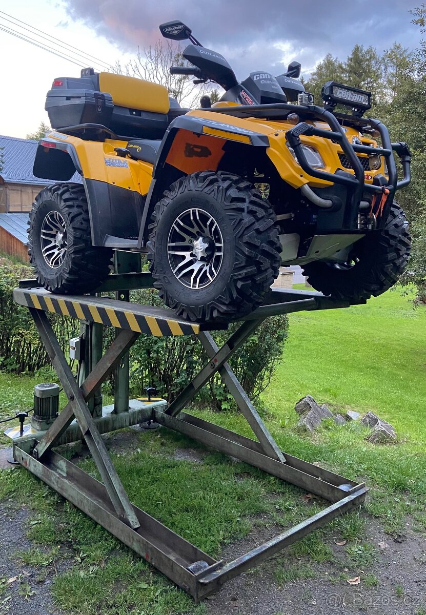 Nůžkový hydraulický zvedák