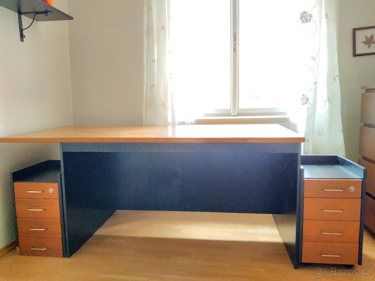 Pracovní stůl se zásuvkami