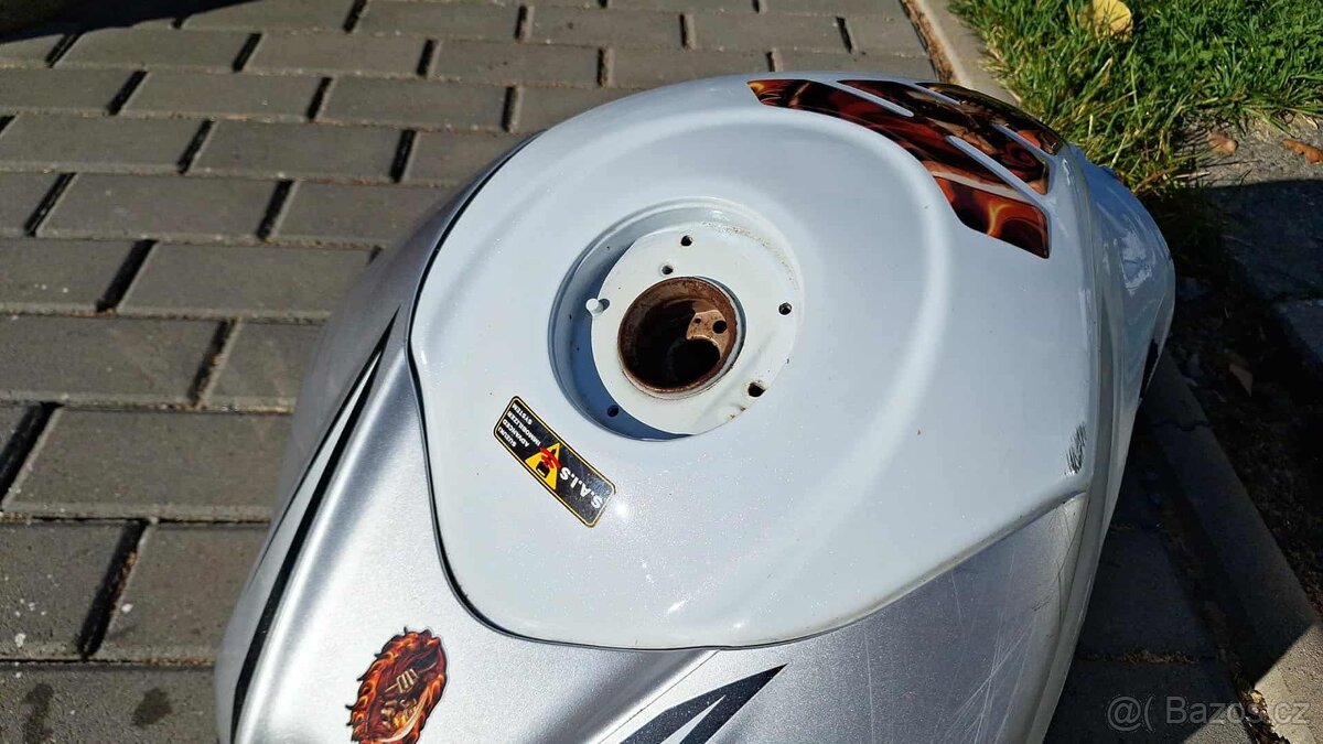 Nádrž suzuki k7???