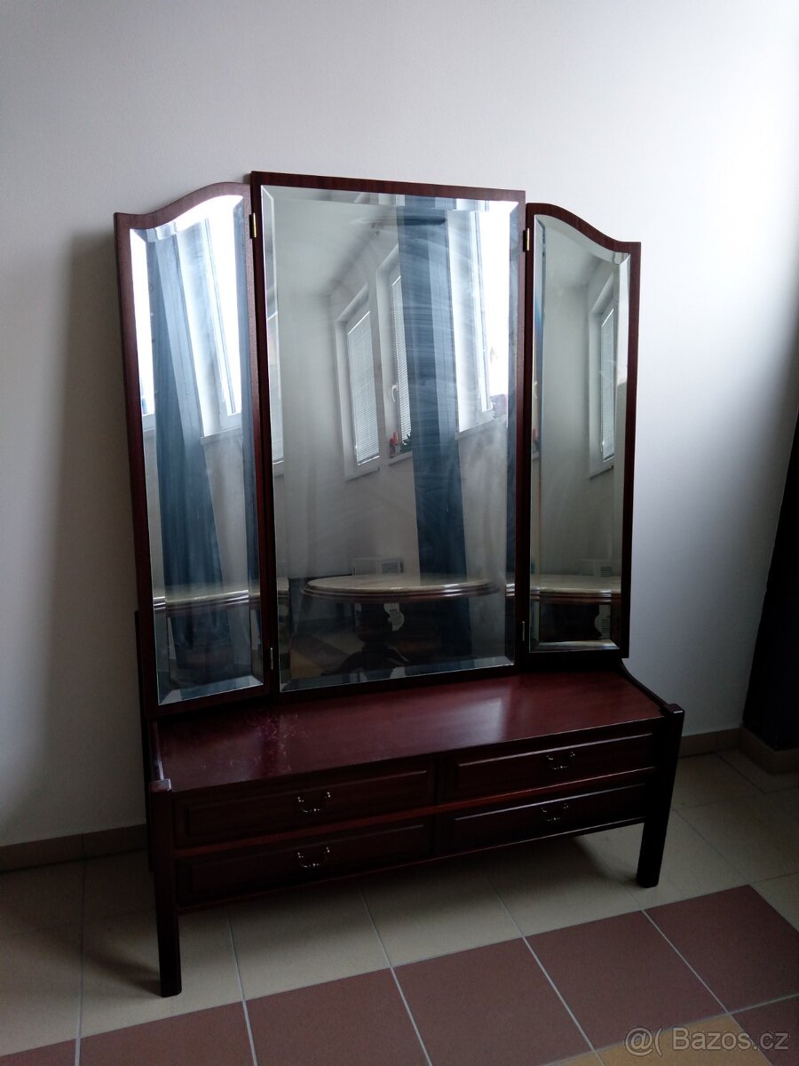 Komoda se zrcadlem, starožitné