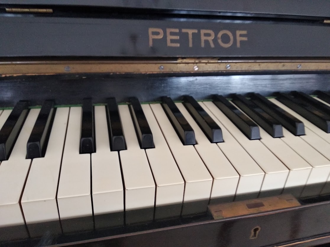 Prodej pianina PETROF
