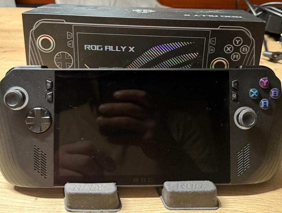 ASUS ROG Ally X + napájecí adaptér ASUS ROG Gaming Charger D