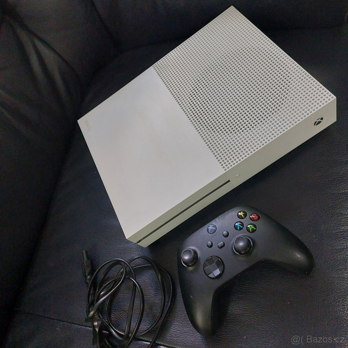 Herní konzole Xbox One S, ovladač, super stav