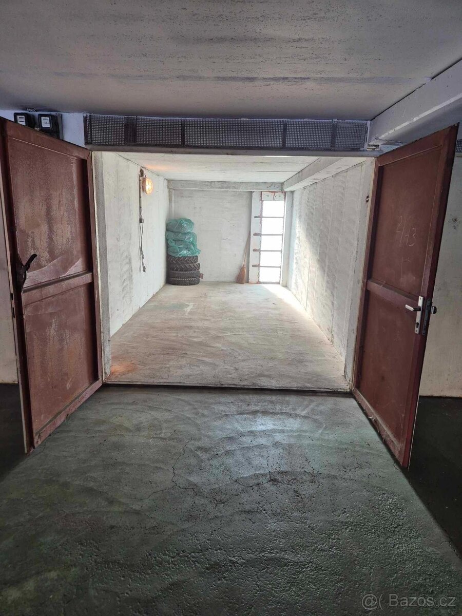 Garáž v parkovacím domě s elektřinou
