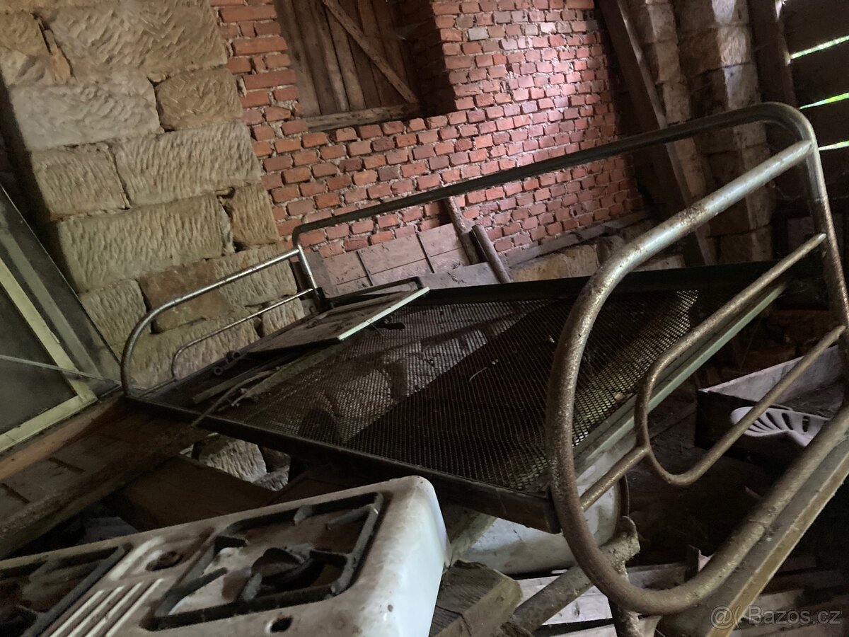 Stará chromová postel