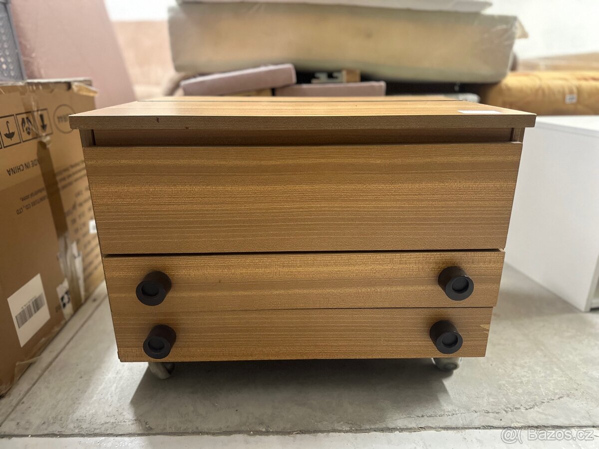 Malá skříňka na kolečkách