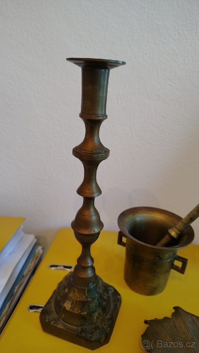 Hmoždíř, svícny mosazné.