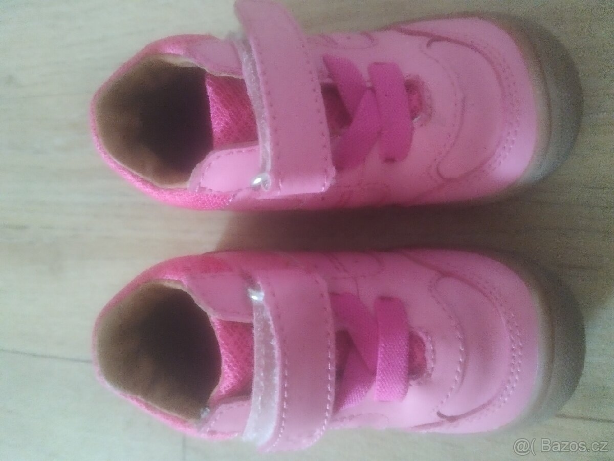 Nove detske boty c.20