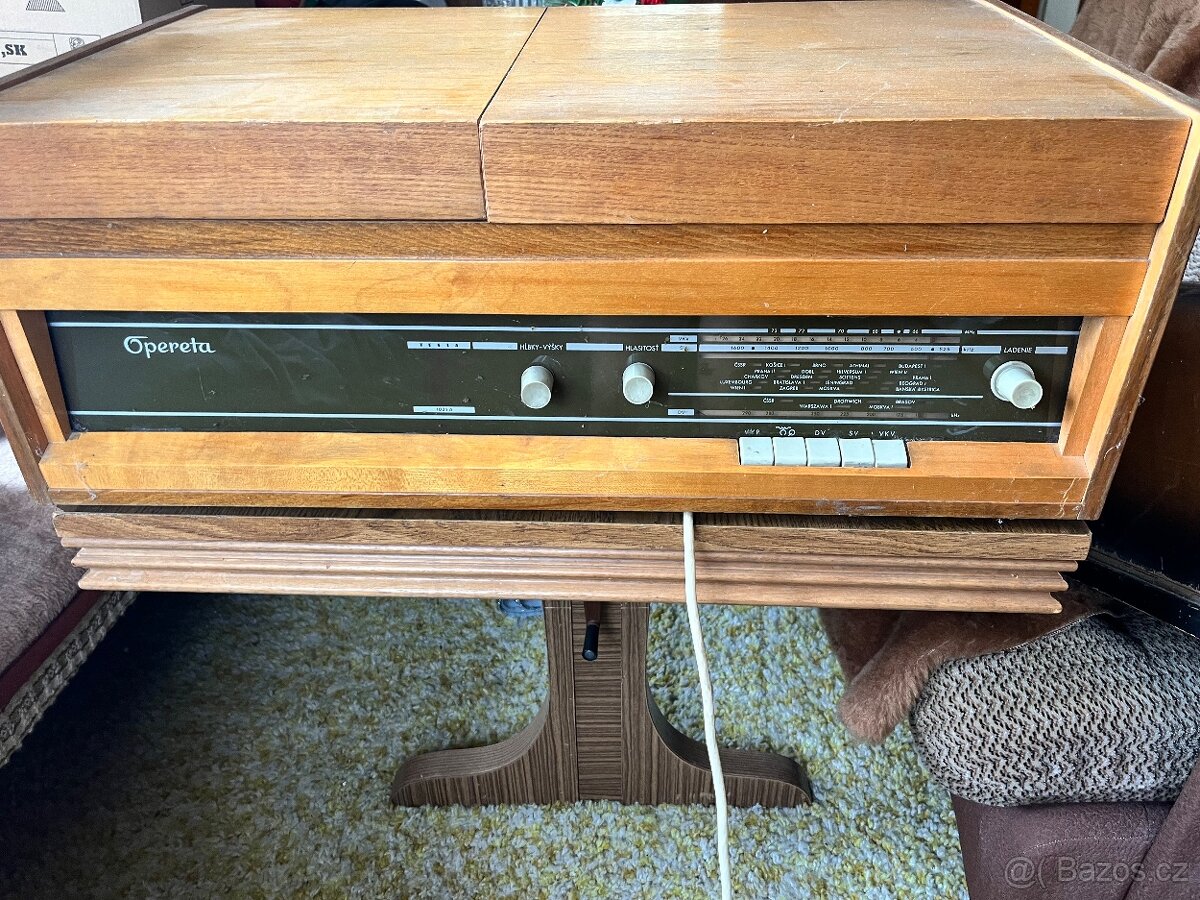 Opereta radio s gramofonem 1021 A