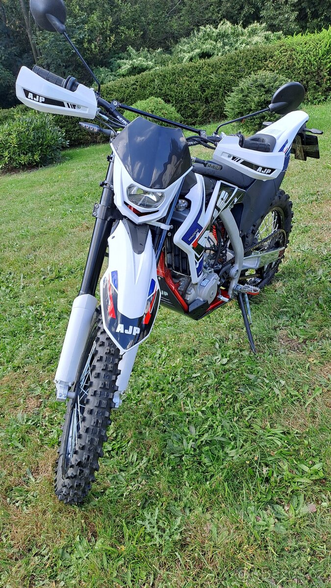 Kvalitní kroska AJP 250