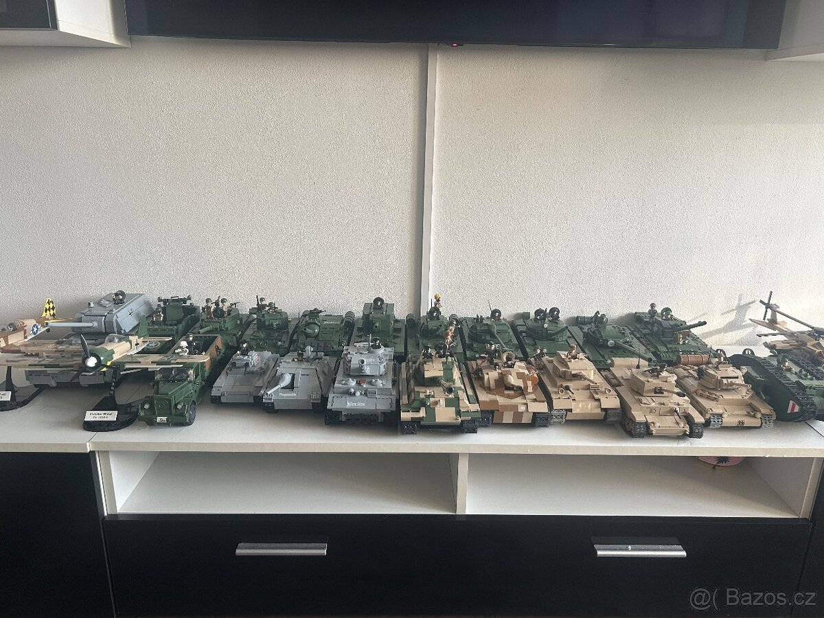Velká sbírka COBI tanků – 20 ks + letadla, figurky, plánky –