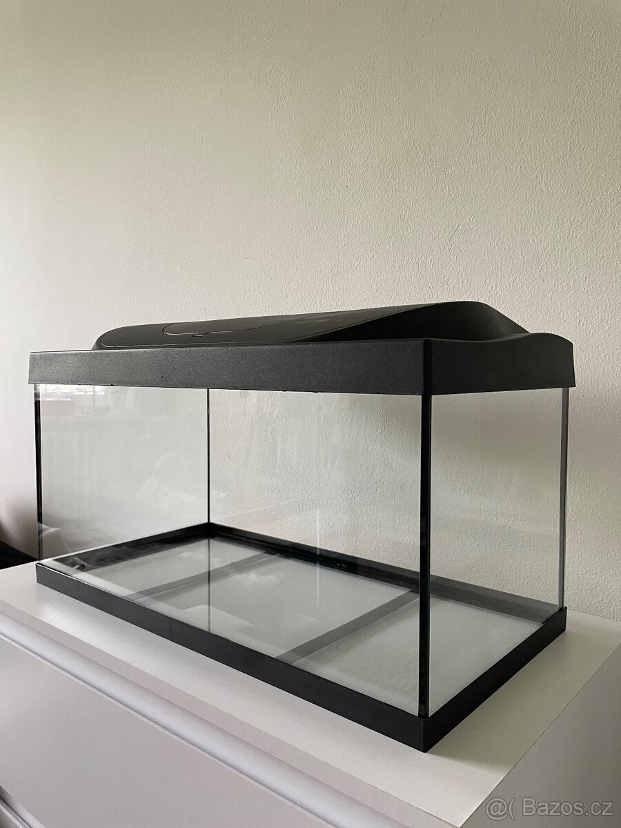 Prodám akvárium s krytem velikost 60 x 30 x 30 cm
