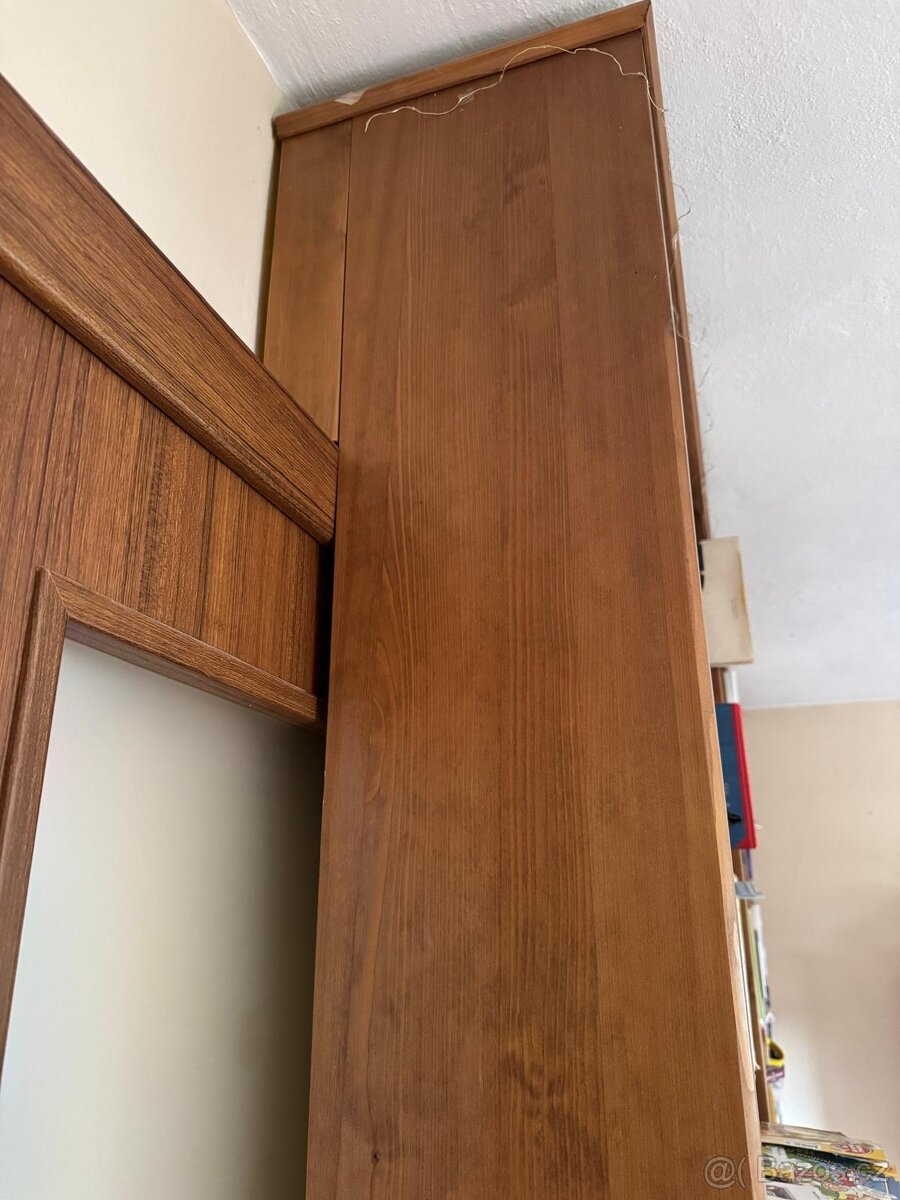 Prodám masivní dubovou knihovnu od truhláře