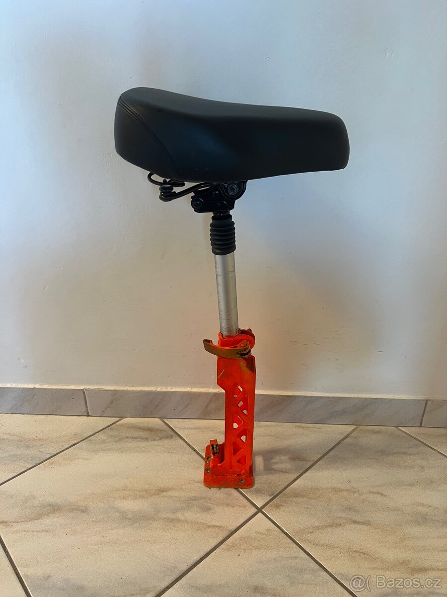 Sedátko pro elektrokoloběžky