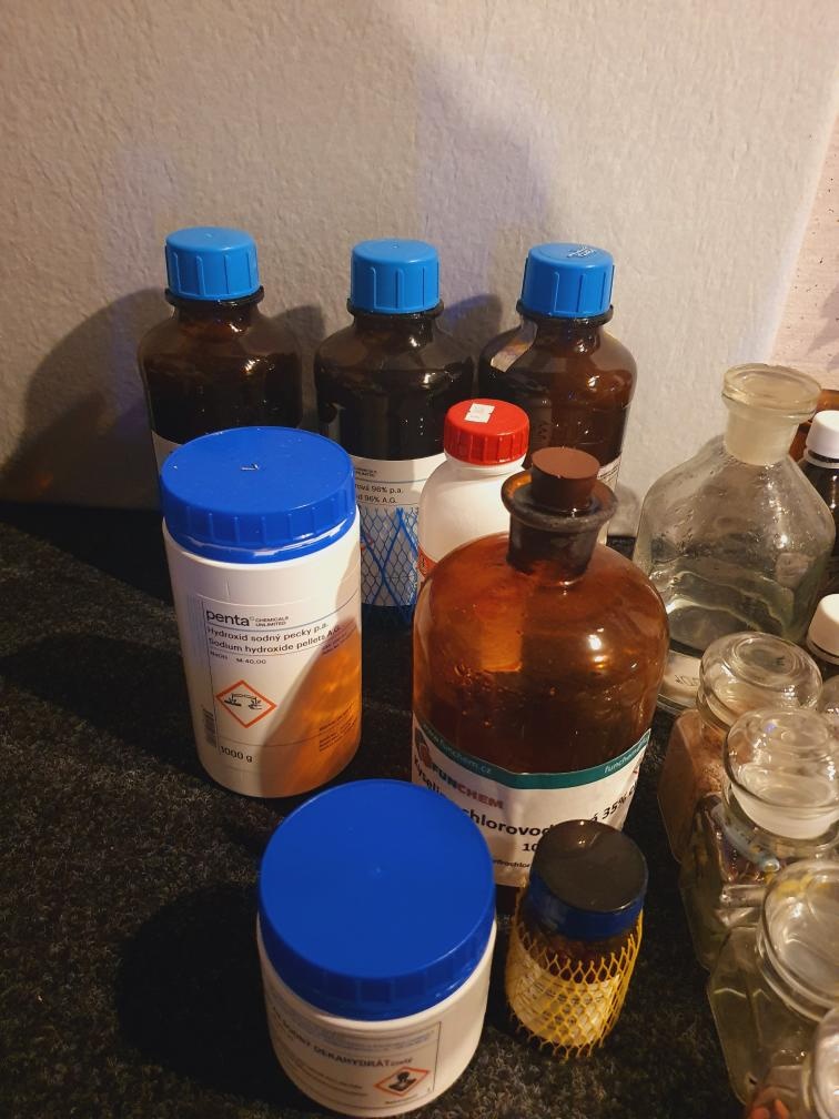 Chemické sklo a vybavení