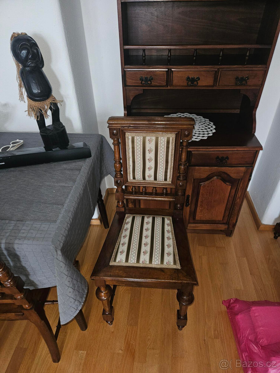 Staré židle po renovaci