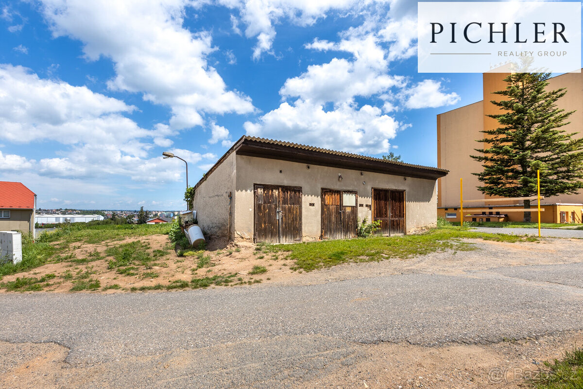 Prodej pozemku 1310 m2 s trojgaráží, Rakovník