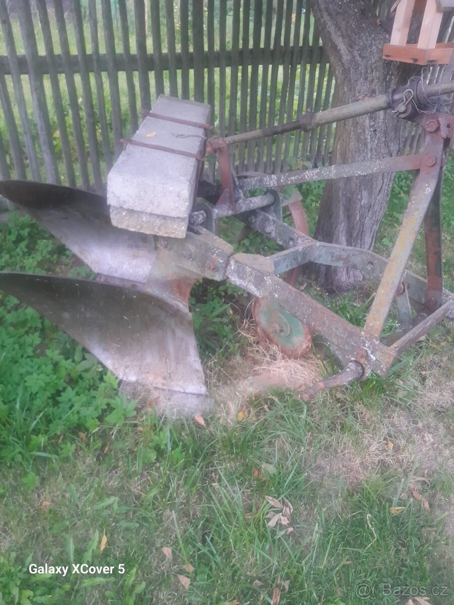 Jednostranný dvouradličný pluh