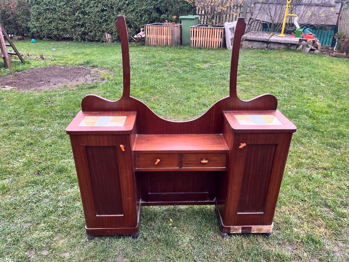 Starozitny toaletni stolek