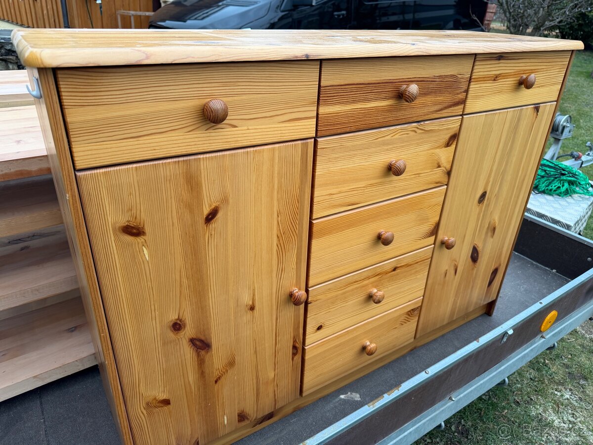 Masivni kupovana komoda z borovice